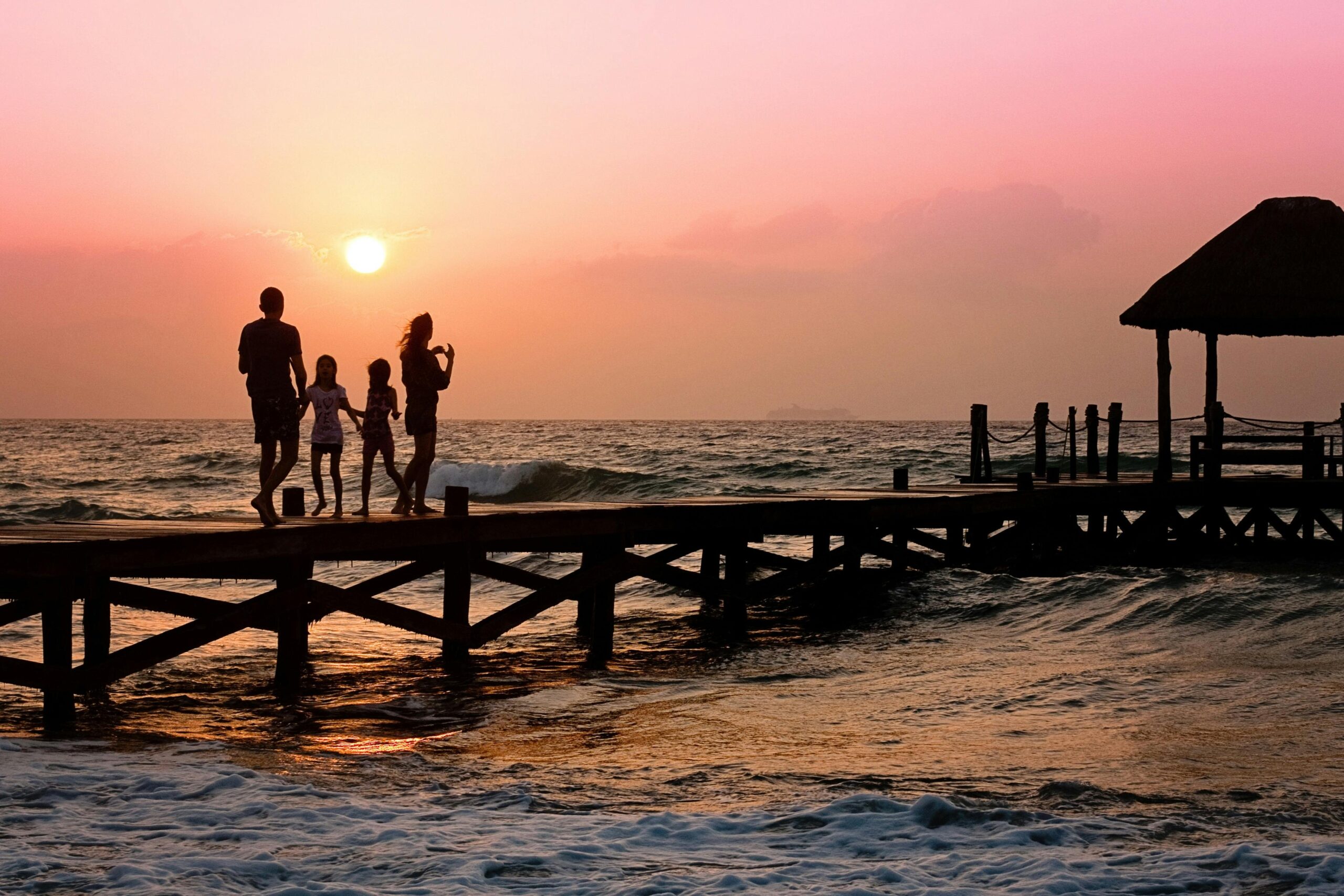 familia feliz na praia